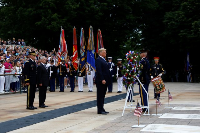 El presidente estadounidense, Donald Trump, el jefe de los marines Joseph Dunford y el secretario de Defensa de los Estados Unidos James Mattis asistieron a una ceremonia en la Tumba del Soldado Desconocido en el Cementerio Nacional de Arlington como parte de la celebración del Día de los Caídos en Arlington, Virginia, EE. UU. 28, 2018. REUTERS / Eric Thayer