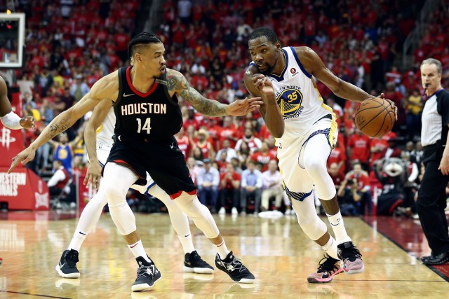 Golden State Warriors alero a Kevin Durant (35) unidades contra Gerald Green (14) de Houston Rockets durante la segunda mitad del juego siete de las finales de la Conferencia Oeste de los playoffs de la NBA 2018 en el Toyota Center.