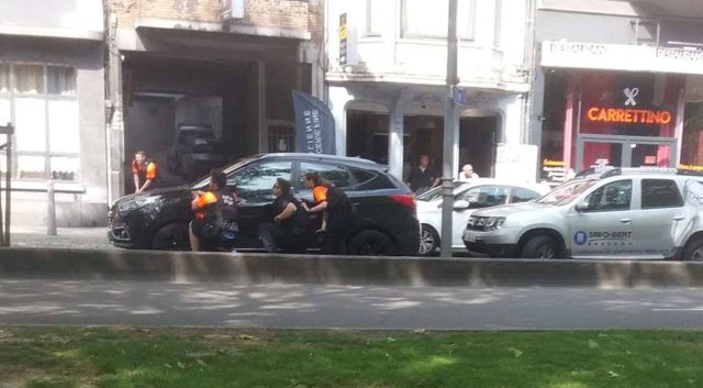 Los agentes de policía son vistos en la escena de un tiroteo en Lieja, Bélgica, el 29 de mayo de 2018 en esta imagen obtenida de las redes sociales. MICHEL WILMET / via REUTERS ESTA IMAGEN HA SIDO PROPORCIONADA POR UN TERCERO. CREDITO OBLIGATORIO. NO RESALES SIN ARCHIVOS.