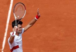 Djokovic avanza a tercera ronda en Abierto de Francia