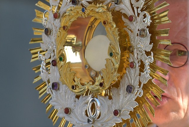 Catholic Sorb participa en la procesión anual de Corpus Christi en Crostwitz, Alemania, el 31 de mayo de 2018. REUTERS / Matthias Rietschel