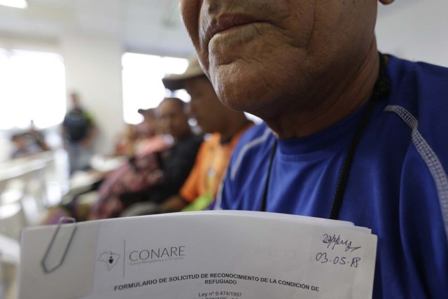 BRA100. BOA VISTA (BRASIL), 03/05/2018 - Venezolanos son registrados en la Superintendencia de la Policía Federal para tener derecho a residencia y empleos hoy, jueves 3 de mayo de 2018, en el refugio mantenido por el alto comisionado de las Naciones Unidas para los refugiados, en la ciudad de Boa Vista, capital del estado de Roraima (Brasil). Unos 6.000 venezolanos están en una situación de "vulnerabilidad" en Boa Vista, punto de llegada para muchos de los que huyen de la crisis en ese país caribeño, informaron hoy fuentes oficiales. EFE/Joédson Alves