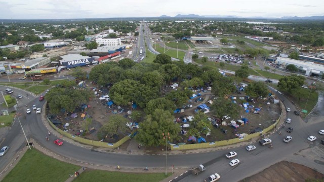 BRA108. BOA VISTA (BRASIL), 03/05/2018 - Refugiados venezolanos en la plaza Simón Bolívar hoy, jueves 3 de mayo de 2018, en la ciudad de Boa Vista, capital del estado de Roraima (Brasil). Unos 6.000 venezolanos están en una situación de "vulnerabilidad" en Boa Vista, punto de llegada para muchos de los que huyen de la crisis en ese país caribeño, informaron hoy fuentes oficiales. EFE/Joédson Alves