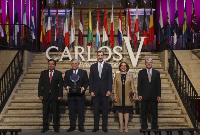 GRAF2503. CUACOS DE YUSTE (CÁCERES), 09/05/2018.- El rey Felipe VI, que ha entregado al presidente del Parlamento Europeo, el italiano Antonio Tajani (2i), el XII Premio Carlos V, en una ceremonia celebrada en el Monasterio de Yuste (Cáceres) posa para la foto de familia junto al presidente de Extremadura, Guillermo Fernández Vara (i), la secretaria general iberoamericana, la costarricense Rebeca Grynspan y el ministro de Exteriores, Alfonso Dastis (d). EFE/Ballesteros