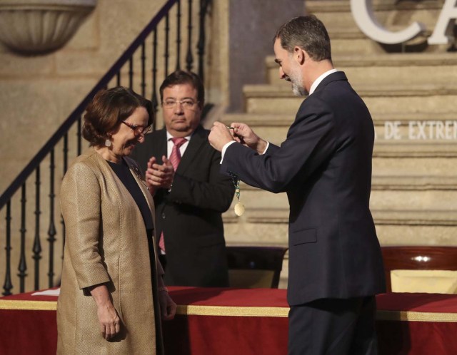 GRAF2547. CUACOS DE YUSTE (CÁCERES), 09/05/2018.- El rey Felipe VI junto a la costarricense Rebeca Grynspan, que recibió la medalla que la acredita como nuevo miembro de la Academia Europea e Iberoamericana de Yuste, la fundación que otorga este galardón, que incorpora así a la primera personalidad procedente de América Latina y a su novena mujer académica, durante la entrega del XII Premio Carlos V al presidente del Parlamento Europeo, el italiano Antonio Tajani, en una ceremonia celebrada en el Monasterio de Yuste (Cáceres). EFE/Ballesteros