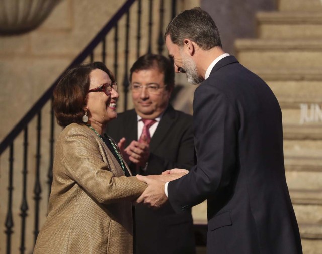 GRAF2538. CUACOS DE YUSTE (CÁCERES), 09/05/2018.- El rey Felipe VI junto a la costarricense Rebeca Grynspan, que recibió la medalla que la acredita como nuevo miembro de la Academia Europea e Iberoamericana de Yuste, la fundación que otorga este galardón, que incorpora así a la primera personalidad procedente de América Latina y a su novena mujer académica, durante la entrega del XII Premio Carlos V al presidente del Parlamento Europeo, el italiano Antonio Tajani, en una ceremonia celebrada en el Monasterio de Yuste (Cáceres). EFE/Ballesteros