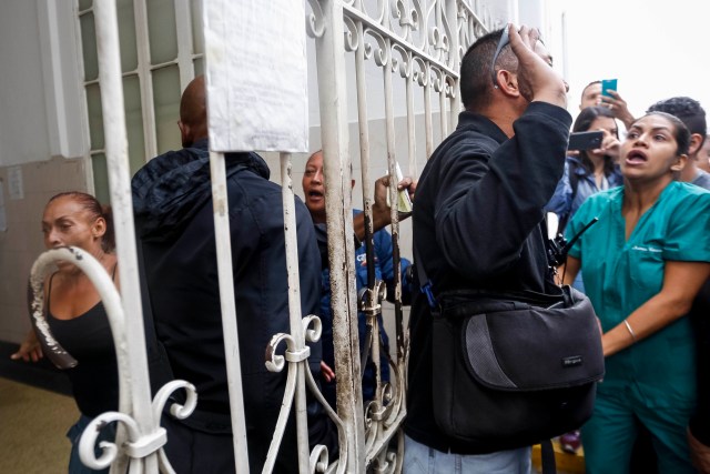 CAR01. CARACAS (VENEZUELA), 10/05/2018.- Manifestantes e integrantes de un colectivo chavista discuten durante una protesta por el deterioro del sistema de salud y la escasez de materiales y medicamentos en el Hospital Dr. José María Vargas hoy, jueves 10 de mayo de 2018, en Caracas (Venezuela). Un grupo de personas, identificadas como colectivos chavistas, retuvieron hoy a un grupo de periodistas y a personal médico que participaba en una protesta por el deterioro del sistema sanitario público en el Hospital José María Vargas, en el oeste caraqueño, según pudo constatar Efe. EFE/Edwinge Montilva