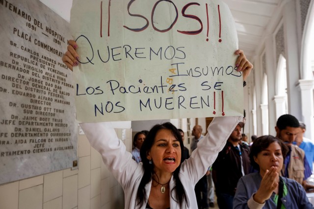 CAR04. CARACAS (VENEZUELA), 10/05/2018.- Pacientes y personal sanitario participan en una protesta por el deterioro del sistema de salud y la escasez de materiales y medicamentos en el Hospital Dr. José María Vargas hoy, jueves 10 de mayo de 2018, en Caracas (Venezuela). Un grupo de personas, identificadas como colectivos chavistas, retuvieron hoy a un grupo de periodistas y a personal médico que participaba en una protesta por el deterioro del sistema sanitario público en el Hospital José María Vargas, en el oeste caraqueño, según pudo constatar Efe. EFE/Edwinge Montilva