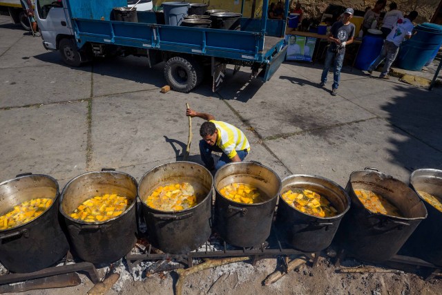 Un grupo de cocineros preparan sopa para repartir a seguidores del candidato presidencial, el expastor evangélico Javier Bertucci, durante un acto de la campaña electoral hoy, sábado 12 de mayo de 2018, en Caracas (Venezuela). Las elecciones se llevarán a cabo en el país el 20 de mayo de 2018. EFE/MIGUEL GUTIÉRREZ