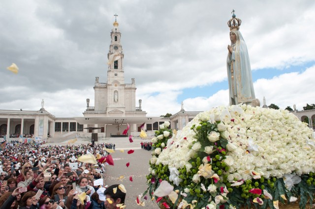 La figura de Nuestra Señora de Fátima se lleva en procesión durante las celebraciones anuales del 13 de mayo de la "aparición" de 1917 en el Santuario de Fátima en Ourem, Portugal, el 13 de mayo de 2018. La peregrinación anual del 13 de mayo marca la primera aparición de Nuestra Señora de Fátima el 13 de mayo de 1917. EFE / EPA / RICARDO GRACA 