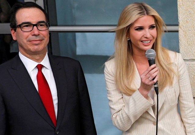 EPA9630. JERUSALÉN (ISRAEL), 05/14/2018.- La asesora presidencial estadounidense Ivanka Trump y el secretario del Tesoro de EE.UU., Steven Mnuchin, participan en la ceremonia de inauguración de la embajada estadounidense en Arnona, Jerusalén, Israel, el 14 de mayo del 2018. "Hoy abrimos la embajada de los Estados Unidos en Jerusalén, Israel", dijo el embajador frente al presidente israelí, Reuvén Rivlin, el primer ministro, Benjamín Netanyahu, y EFE/Abir Sultan