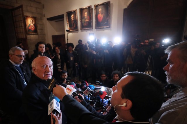 CH20. SANTIAGO (CHILE), 18/05/2018.- El cardenal Ricardo Ezzati (2-i) habla durante una rueda de prensa hoy, viernes 18 de mayo de 2018, en Santiago (Chile). Ezzati dijo hoy que tanto él como los obispos del país recibieron como "una novedad" los hechos denunciados en una carta por el papa Francisco sobre encubrimientos, negligencias y destrucción de documentos relativos a casos de abuso sexual. EFE/Mario Ruiz