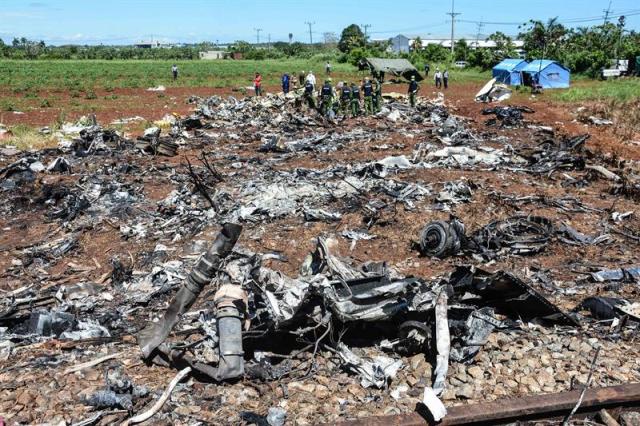 Personal cubano trabaja hoy, domingo 20 de mayo de 2018, entre los escombros del avión accidentado el pasado viernes, en La Habana (Cuba). Las víctimas del accidente aéreo del viernes en La Habana cuyos restos han sido identificados en el Instituto de Medicina Legal de Cuba son ya 20, entre ellas los cinco niños que murieron en el siniestro, que en total dejó 110 fallecidos, en su mayoría cubanos. EFE/Marcelino Vázquez