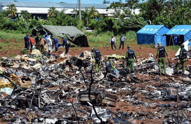 Personal cubano trabaja hoy, domingo 20 de mayo de 2018, entre los escombros del avión accidentado el pasado viernes, en La Habana (Cuba). Las víctimas del accidente aéreo del viernes en La Habana cuyos restos han sido identificados en el Instituto de Medicina Legal de Cuba son ya 20, entre ellas los cinco niños que murieron en el siniestro, que en total dejó 110 fallecidos, en su mayoría cubanos. EFE/Marcelino Vázquez