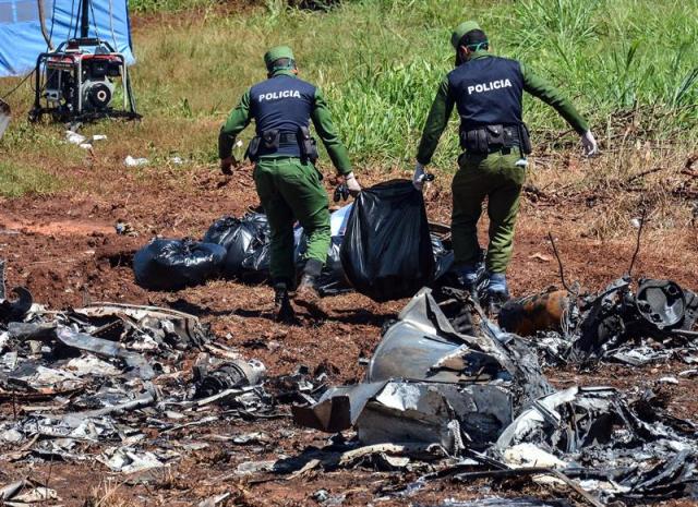 Personal cubano trabaja hoy, domingo 20 de mayo de 2018, entre los escombros del avión accidentado el pasado viernes, en La Habana (Cuba). Las víctimas del accidente aéreo del viernes en La Habana cuyos restos han sido identificados en el Instituto de Medicina Legal de Cuba son ya 20, entre ellas los cinco niños que murieron en el siniestro, que en total dejó 110 fallecidos, en su mayoría cubanos. EFE/Marcelino Vázquez