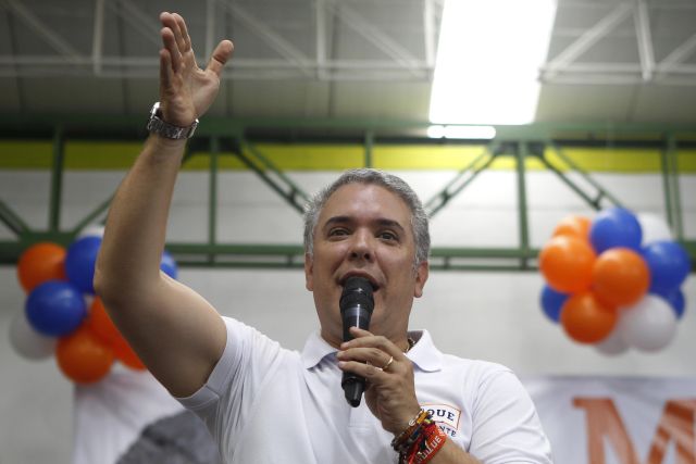 MED73. MEDELLÍN (COLOMBIA), 22/05/2018.- El candidato uribista a la Presidencia de Colombia, Iván Duque, participa en un acto de campaña hoy, martes 22 de mayo de 2018, en Medellín (Colombia). EFE/LUIS EDUARDO NORIEGA A.