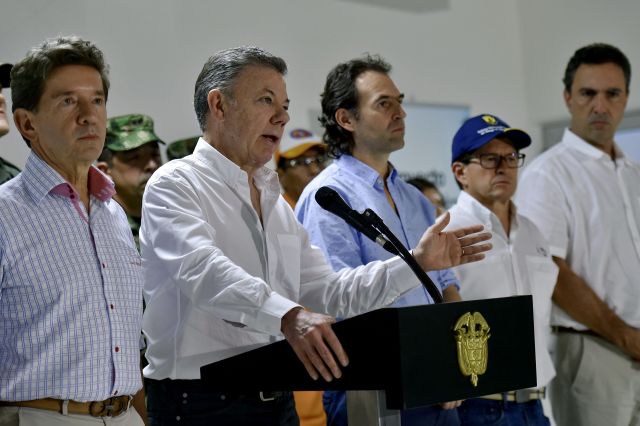 VAL200. ITUANGO (COLOMBIA), 22/05/2018.- Fotografía cedida por la oficina de prensa de la Presidencia de Colombia, del mandatario colombiano, Juan Manuel Santos (2i), junto al Alcalde de Medellín, Federico Gutiérrez (c), y el gobernador de Antioquia, Luis Pérez (i), luego de un sobrevuelo por la zona de influencia de la represa de Hidroituango hoy, martes 22 de mayo de 2018, en Ituango (Colombia). Santos llegó hoy a Ituango (noroeste) para supervisar de primera mano la crisis que se vive en una central hidroeléctrica en construcción que ha obligado a evacuar a 25.234 ante el temor a una posible creciente del río Cauca que arrase sus casas. EFE/PEDRO TIBOCHA/PRESIDENCIA DE COLOMBIA/SOLO USO EDITORIAL/NO VENTAS