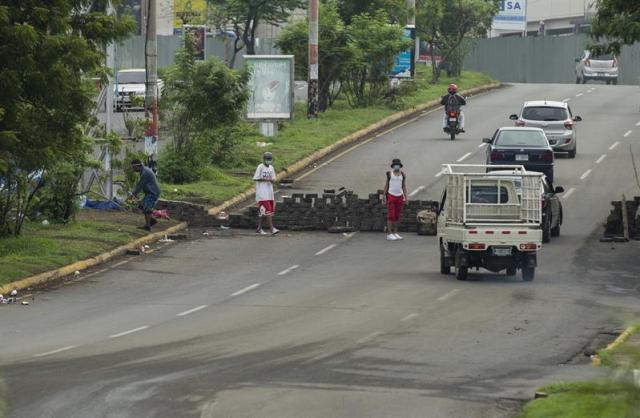 Estudiantes levantan una barricada en los alrededores de la Universidad Nacional Autónoma de Nicaragua (UNAN) hoy, 23 de mayo de 2018, durante protestas contra el gobierno de Daniel Ortega en Managua (Nicaragua). Hoy se cumplen 36 días en el país centroamericano de una crisis sociopolítica que se ha cobrado 76 vidas, según cifras de la Comisión Interamericana de Derechos Humanos (CIDH). EFE/Jorge Torres