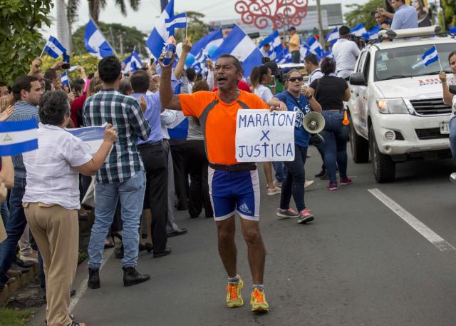 Un maratonista da una vuelta alrededor de la rotonda Rubén Darío por cada joven asesinado en las pasadas manifestaciones en una protesta durante el día 37 de protestas en contra del gobierno de Daniel Ortega hoy, jueves 24 de mayo de 2018, en Managua (Nicaragua). Nicaragua amaneció hoy en medio de manifestaciones y bloqueos en carreteras del norte y centro del país, un día después de que la Conferencia Episcopal suspendiera temporalmente la mesa de diálogo nacional por la falta de acuerdo entre el Gobierno, estudiantes, sociedad civil y sector privado. EFE/Jorge Torres.