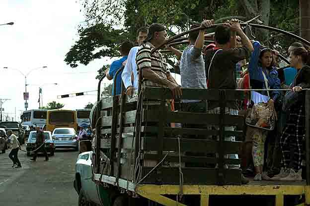 Los camiones destapados siguen siendo la solución, aunque ahora los llaman “Transestacas”, los cuales abusan con los precios. (Foto: Omar Hernández / La Nación Web)