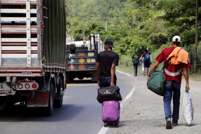 COLOMBIA VENEZUELA. CUC308. CÚCUTA (COLOMBIA), 24/05/2018.- Fotografía fechada el 22 de Mayo de 2018 que muestra a varios ciudadanos venezolanos mientras caminan por la vía Cúcuta - Pamplona en la población de Los Patios (Colombia). Atravesar parte de Colombia a pie es el desafío que afrontan a diario decenas de venezolanos que, sin dinero para el transporte, se aventuran desde la frontera por las carreteras del país para llegar a ciudades del interior en busca de trabajo y futuro. EFE/Schneyder Mendoza