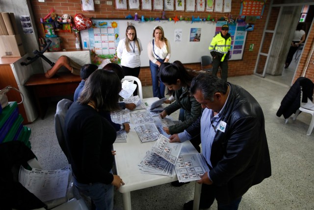 Los miembros de mesa cuentan las boletas en los colegios electorales al cierre de las votaciones por un nuevo presidente de Colombia, 27 de mayo de 2018. REUTERS/Jaime Saldarriaga 