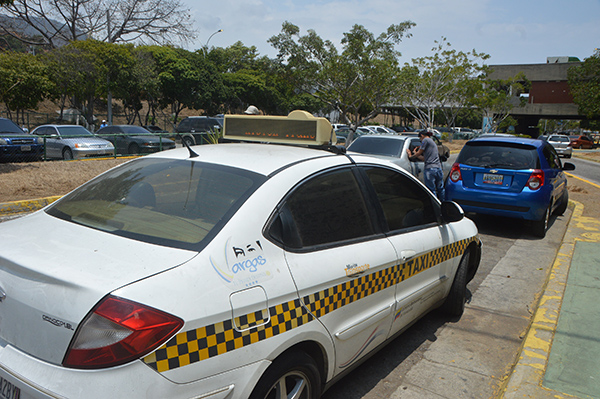 Taxistas bolivarianos parados por altos precios de insumos