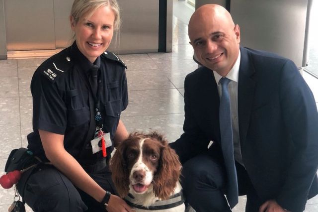 Foto: El Secretario del Interior Sajid Javid posa con orgullo con un perro rastreador, ya que surgieron drogas encontradas en su propio departamento / mirror.co.uk