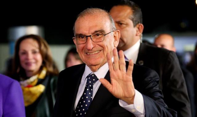  El candidato a la presidencia de Colombia Humberto de la Calle llega al último debate presidencial televisado hoy, viernes 25 de mayo de 2018, en Bogotá (Colombia). EFE/LEONARDO MUÑOZ