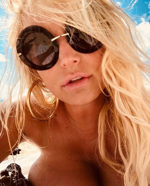 ¿Ocultando su gordura? Estas fotos de Jessica Simpson en bikini generaron polémica