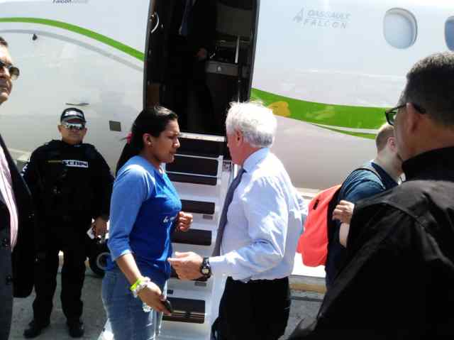 Foto: Joshua Holt y Tamara Caleño en libertad plena toman vuelo con destino a EEUU / Cortesía