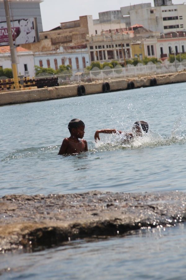 Foto: Entre basura y suciedad se bañan en el Malecón de Maracaibo ante la falta de agua / La Verdad