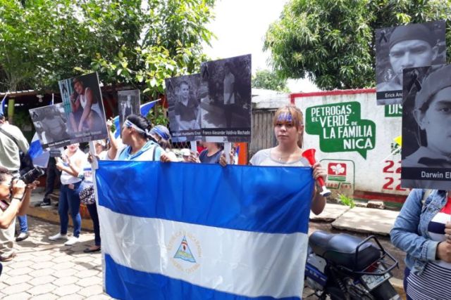 Manifestantes en las afueras del Seminario de Fátima portan las fotos de los jóvenes asesinados durante las protestas. LAPRENSA/Mario Rueda