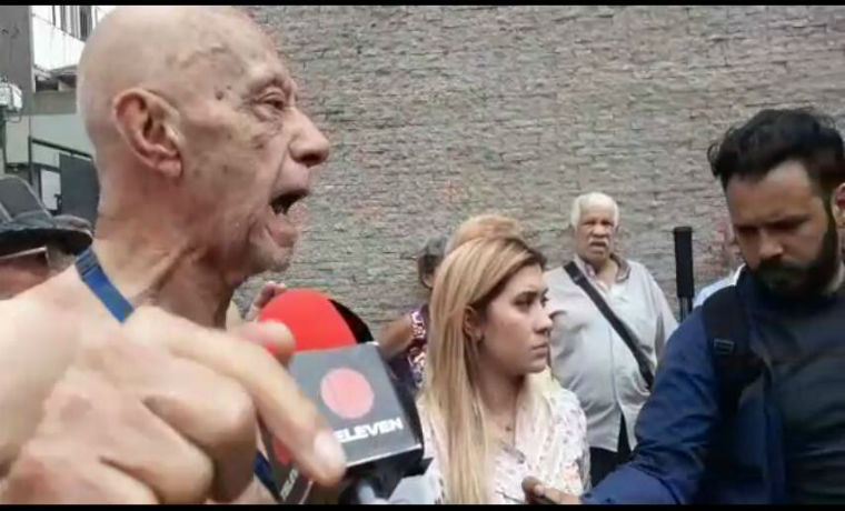 Pensionados protestan en Caracas para exigir que le paguen el Cestaticket (Video)