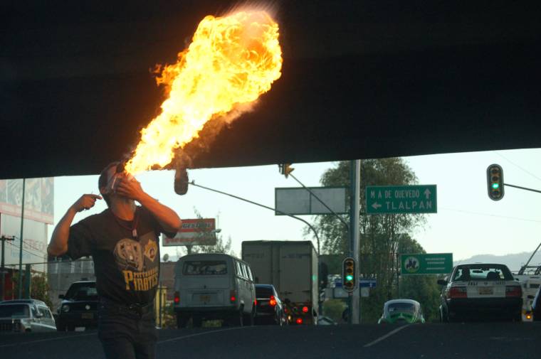 ¡VIRAL! Intentó hacer un truco para escupir fuego, pero se quemó vivo (VIDEO)