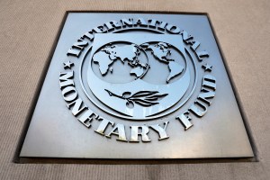 FMI advierte de alta deuda empresarial y sobrevaluación de activos bursátiles
