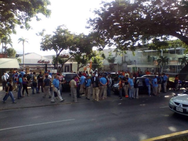 Los trabajadores encontraron cerrada la empresa (Foto cortesía) 