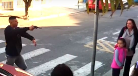 ¡No se dejó sabotear el Día de las Madres! Mamá le cae a tiros al ladrón en plena escuela