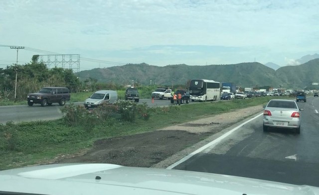 Punto de control en el viaducto de La Cabrera, estado Carabobo // Foto @JgregorioA