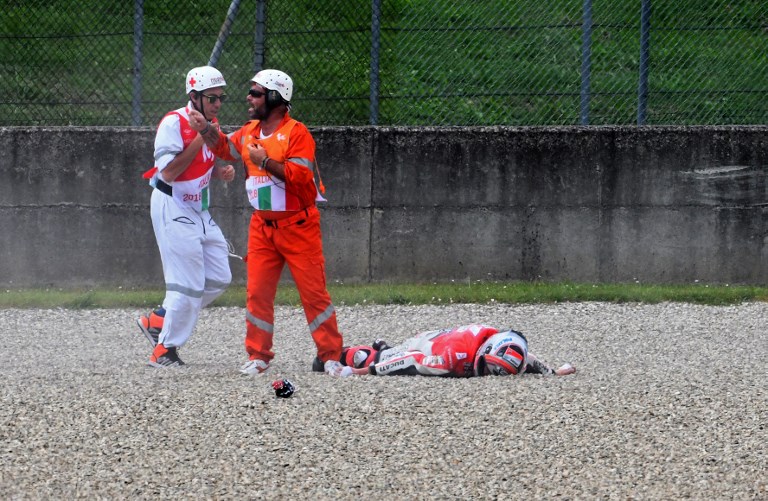 Piloto del MotoGP sale volando en un terrible accidente (Video + Escalofrío)