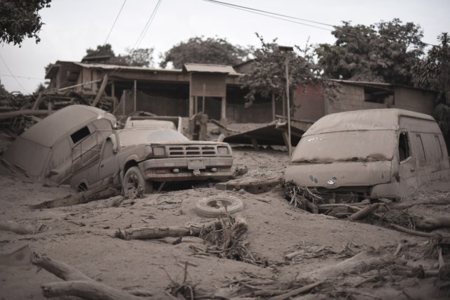 Vista del daño ocasionado por la erupción del volcán Fuego en San Miguel Los Lotes, un pueblo en el departamento de Escuintla, a unos 35 km al suroeste de Ciudad de Guatemala, el 4 de junio de 2018. Al menos 25 personas murieron, según el Coordinador Nacional de Reducción de Desastres (Conred), cuando el volcán Fuego de Guatemala entró en erupción el domingo, eructando ceniza y roca y obligando al aeropuerto a cerrarse .. / AFP PHOTO / Johan ORDONEZ