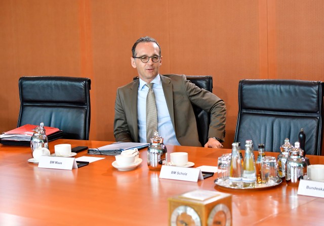 El ministro de Relaciones Exteriores de Alemania, Heiko Maas, espera al comienzo de la reunión semanal del gabinete en la Cancillería de Berlín el 6 de junio de 2018. / AFP PHOTO / Tobias SCHWARZ