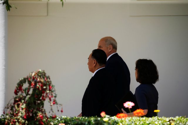 El enviado de Corea del Norte, Kim Yong Chol, llega para entregar una carta en la Casa Blanca en Washington El enviado de Corea del Norte, Kim Yong Chol, acompaña al jefe de gabinete de la Casa Blanca, John Kelly, cuando llega para entregar una carta al presidente estadounidense Donald Trump en la Casa Blanca en Washington, EE.UU., el 1 de junio de 2018. REUTERS / Leah Millis