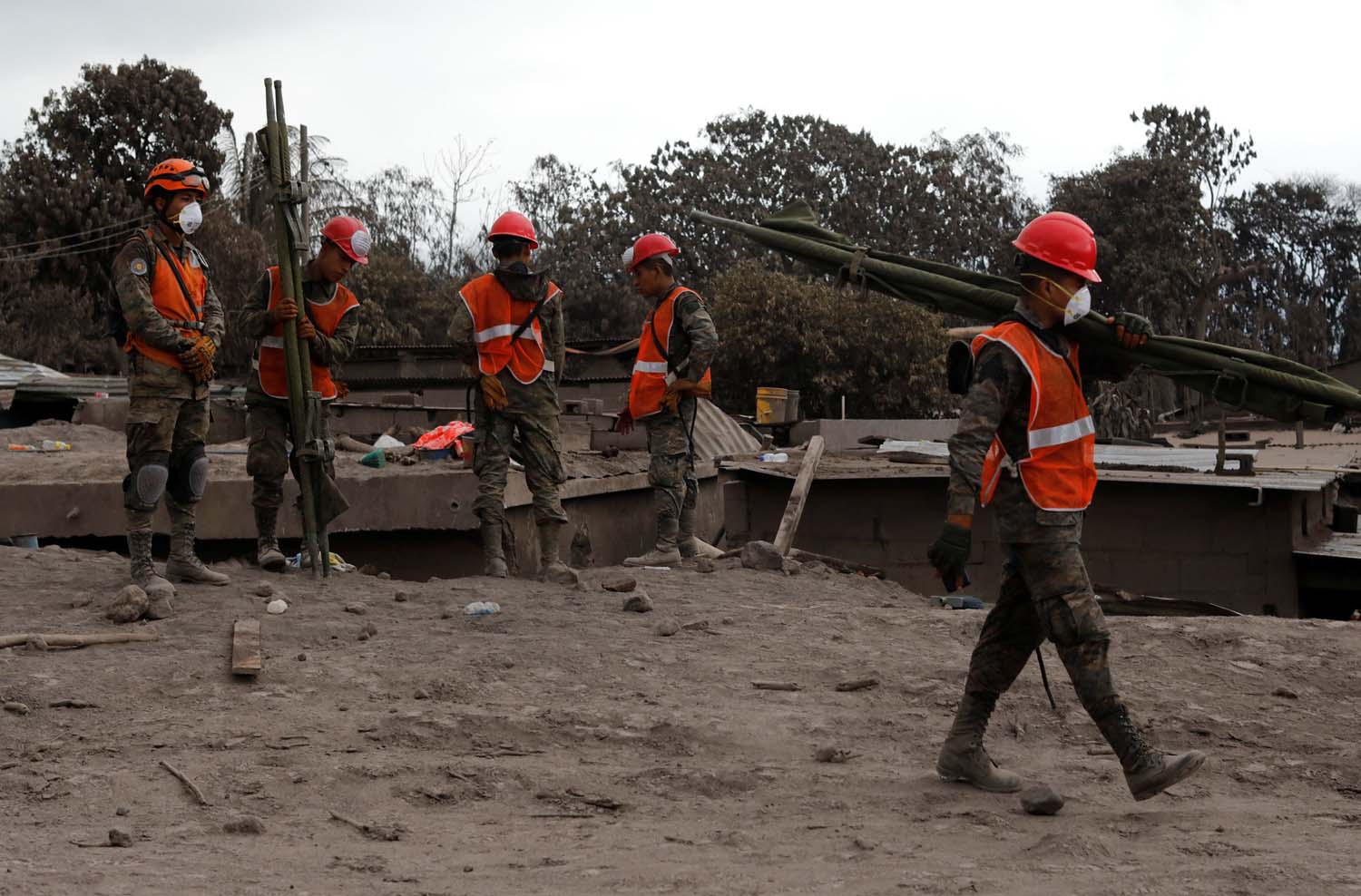 Rescatan más cuerpos y suman 101 los muertos por erupción de volcán en Guatemala