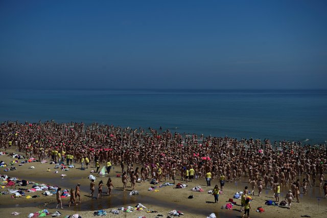 2505 mujeres rompen un récord mundial Guinness para la mayor cantidad de personas que bañan desnudas y al mismo tiempo recaudan dinero para la organización benéfica contra el cáncer infantil Aoibheann's Pink Tie en la playa Magheramore cerca de Wicklow, Irlanda, el 9 de junio de 2018. REUTERS / Clodagh Kilcoyne PLANTILLA FUERA