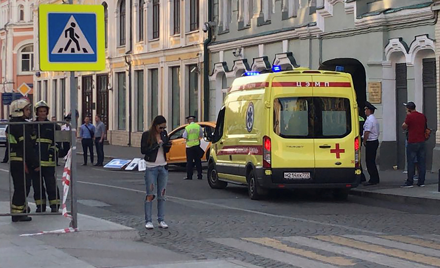 Taxi embiste a multitud en el centro de Moscú