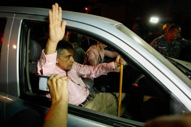 CAR200. CARACAS (VENEZUELA), 01/06/2018.- El general retirado Ángel Vivas reacciona tras su liberación hoy, viernes 01 de junio de 2018, en la sede del Servicio Bolivariano de Inteligencia (Sebin), en Caracas (Venezuela). Un grupo de "presos políticos", entre los que se encuentra el exalcalde de San Cristóbal Daniel Ceballos y el general retirado Ángel Vivas llegó hoy a la sede de la Cancillería venezolana para recibir los beneficios procesales anunciados por el Gobierno de Nicolás Maduro. EFE/Edwinge Montilva