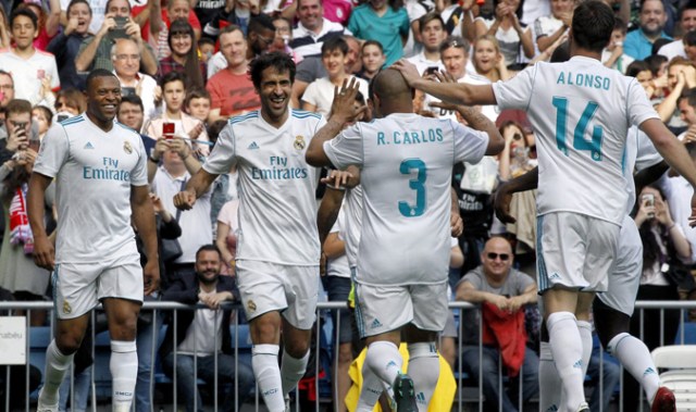 El exdelantero del Real Madrid Raúl González (2i) celebra su gol durante el partido solidario Corazón Classic Match 2018 "Fútbol por la Infancia" que las leyendas del Real Madrid y del Arsenal jugaron este domingo en el estadio Santiago Bernabéu, en Madrid. EFE/Víctor Lerena