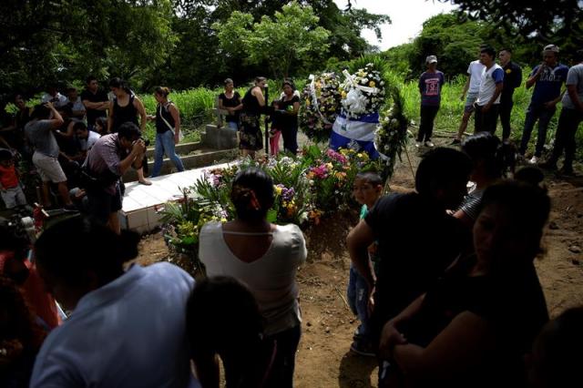 Familiares de Chester Chavarría asisten a su funeral hoy, sábado 9 de junio de 2018, en la Colonia Miguel Bonilla, de Managua (Nicaragua). Chester Chavarría, de 19 años, estudiante de la Universidad Nacional Autónoma de Nicaragua (UNAN) fue herido de muerte en un ataque a la Universidad en horas de la noche del jueves 7 de junio. EFE/Bienvenido Velasco