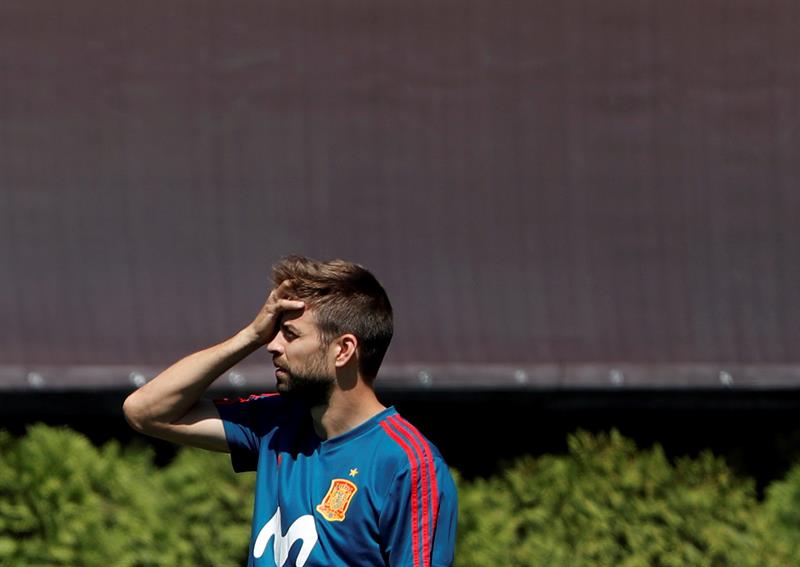 Piqué da el susto a cuatro días del debut